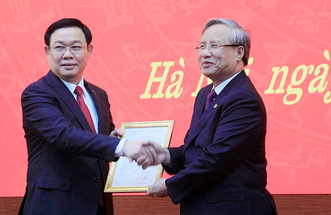 Trao quyết định cho tân Bí thư Thành ủy Hà Nội Vương Đình Huệ