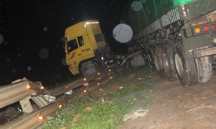 Đường sắt tắc nghẽn vì xe đầu kéo chắn ngang đường ray