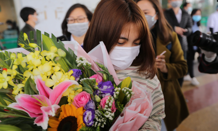 Rạng rỡ phút giây xuất viện của bệnh nhân từng nhiễm virus corona