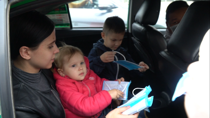 Video: Khách Tây được cảnh sát Hà Nội phát khẩu trang miễn phí chống dịch corona