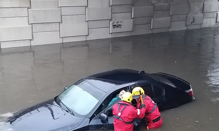 Ảnh: Bão Ciara gây lũ lụt, đường phố Anh biến thành sông