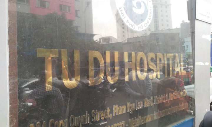 Sinh con 'thuận tự nhiên', sản phụ nhờ nhân viên y tế cắt rốn nhưng từ chối điều trị