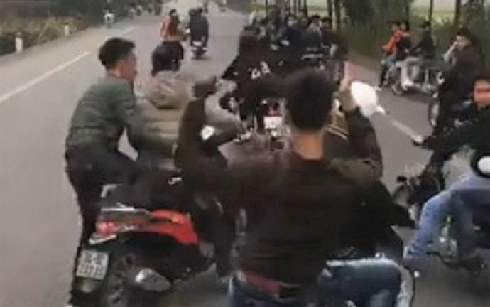 Điều tra nhóm 'trẻ trâu' đầu trần đi xe máy dàn hàng lạng lách, chặn đầu xe chở tân binh