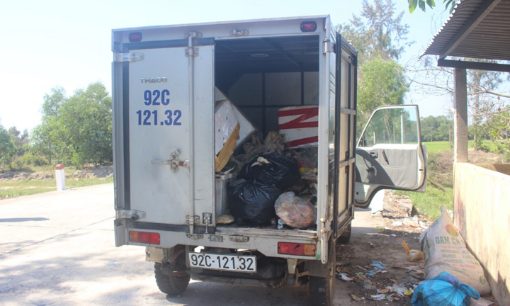 2 thanh niên chở xe tải thịt thối đổ trộm ra môi trường