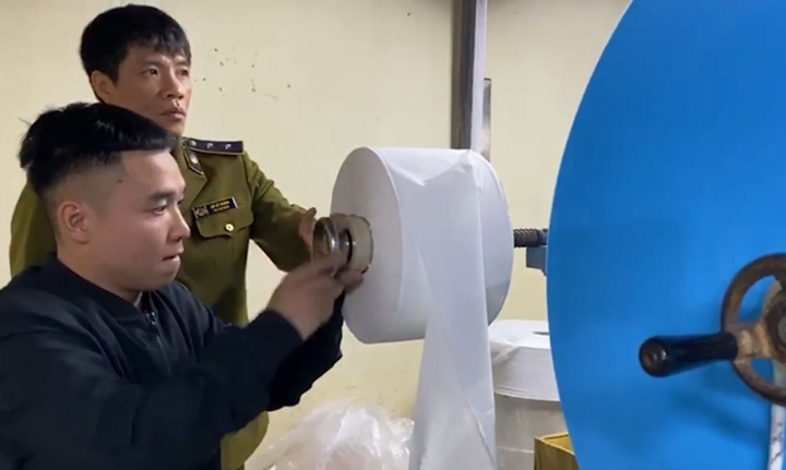 Niêm phong cơ sở sản xuất khẩu trang y tế kháng khuẩn bằng giấy vệ sinh