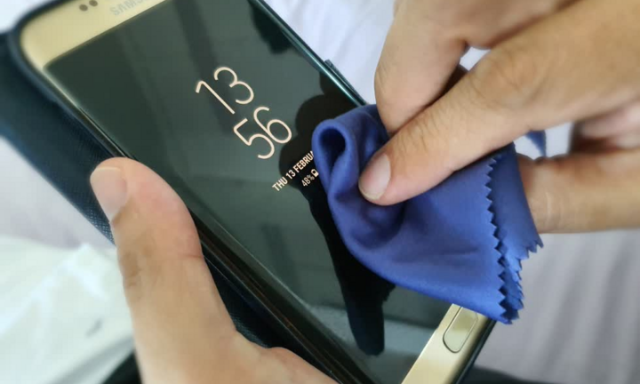 Vệ sinh điện thoại quan trọng hơn đeo khẩu trang?