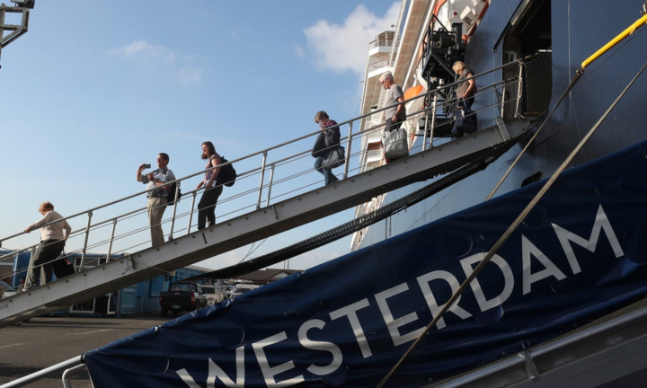 Hơn 1.000 hành khách du thuyền MS Westerdam cập cảng Campuchia tản ra 3 châu lục 