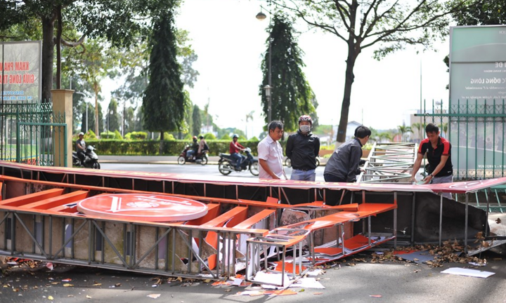 Cổng chào Bảo tàng tỉnh Đắk Lắk đổ sập: Lộ phần trụ xây bằng gạch