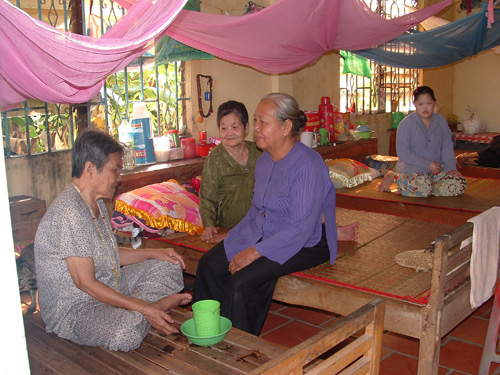 Video: Bà lão độc thân xây viện dưỡng lão cưu mang người già khốn khó