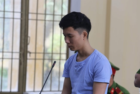 Mẹ và dì bị ‘cấm cửa’ thăm ông ngoại, nam thanh niên đâm cậu trọng thương