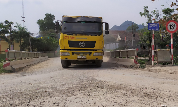 Cầu dân sinh 13 tấn oằn mình 'cõng' xe tải 30 tấn ở Nghệ An