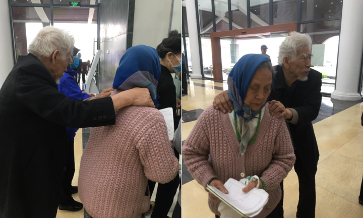 Xúc động khoảnh khắc ông bà lão đưa nhau đi khám: 'Cứ vịn vào vai tôi'