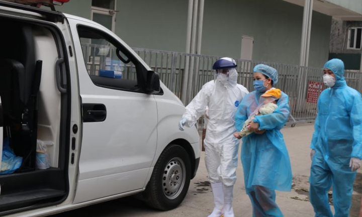 Vì sao người mẹ tiếp xúc nhiều ngày với bé mà không bị nhiễm Covid-19?