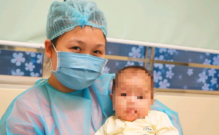 Lời cảm ơn qua màn hình điện thoại của mẹ bé 3 tháng tuổi nhiễm Covid-19