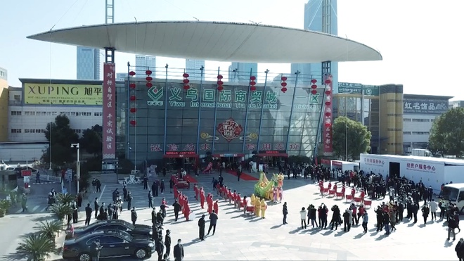 Giữa dịch Covid-19, chợ lớn nhất thế giới ở Trung Quốc mở cửa lại