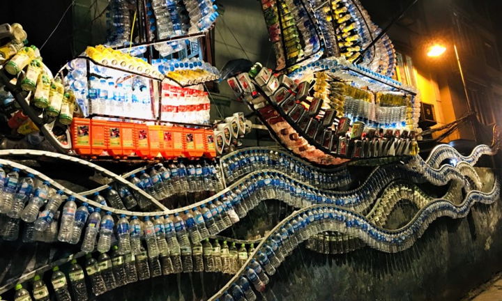 Ngắm những tác phẩm độc đáo làm từ thùng phuy, vỏ chai... ở bãi rác ven sông Hồng