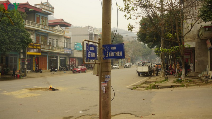 Clip: Xe tải vượt ẩu tông 3 mẹ con đi xe máy, bé gái 6 tuổi chết thảm