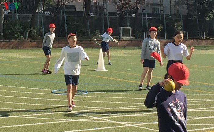 Học sinh Nhật Bản vẫn đến trường giữa dịch Covid-19