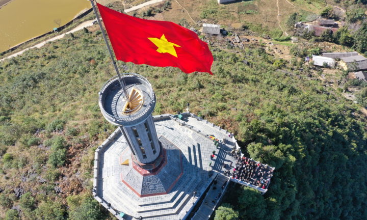 'Say lòng' với vẻ đẹp Hà Giang trong MV 'Vì một Việt Nam'