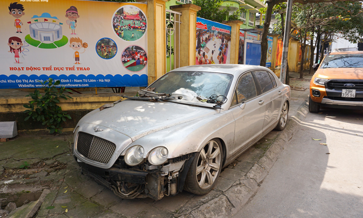 Ảnh: Xe sang Bentley Continental gần 20 tỷ đồng bị 'vứt xó' ở Hà Nội