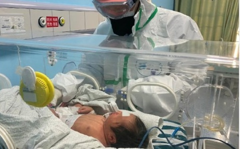 Video: Bé gái 17 ngày tuổi nhiễm Covid-19 phục hồi kì diệu, không cần điều trị