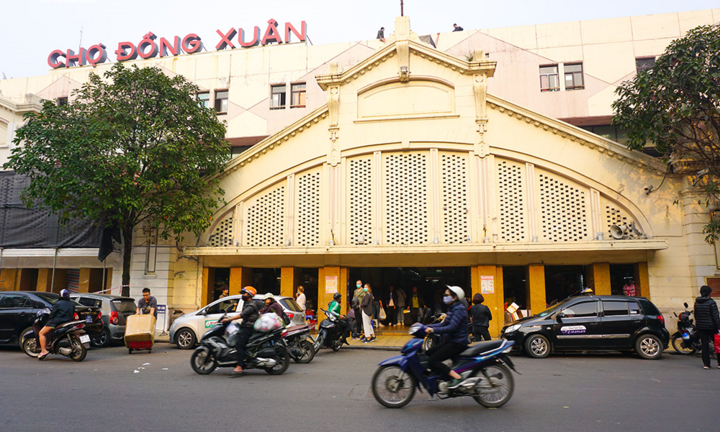 'Đói' hàng, vắng khách, tiểu thương chợ Đồng Xuân chỉ bán hàng nửa buổi