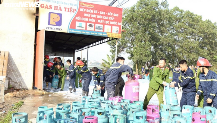 Hơn 60 cảnh sát Phòng cháy chữa cháy căng mình dập lửa cửa hàng kinh doanh gas