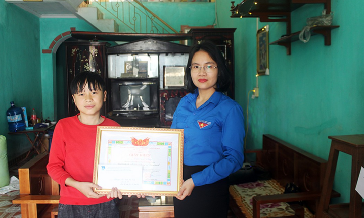 Nam sinh nghèo trả lại túi xách có 50 triệu đồng cho người đánh rơi