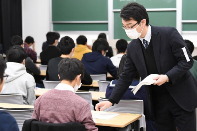 Hàng trăm nghìn sĩ tử Nhật Bản đeo khẩu trang thi đại học giữa dịch Covid-19