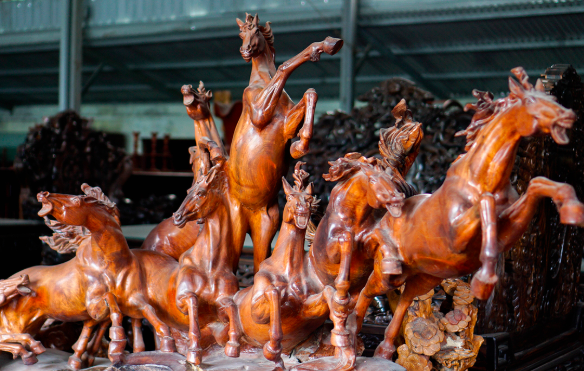 Video: Chiêm ngưỡng tác phẩm nghệ thuật 7 tỷ đồng từ khúc gỗ bỏ đi