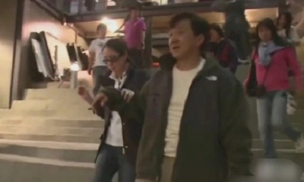 Thành Long ân cần bên vợ trên phim trường sau khi bị chỉ trích