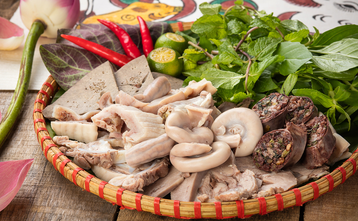 Tin được không, lòng lợn trở thành cao lương mỹ vị, chi đến vài triệu đồng