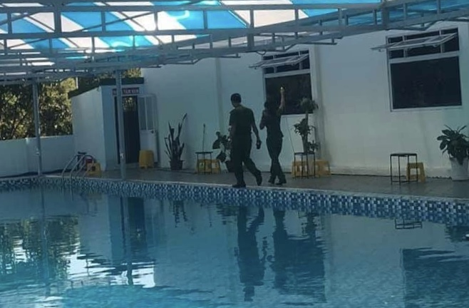 Bé trai 12 tuổi chết đuối dưới hồ bơi chưa được cấp phép