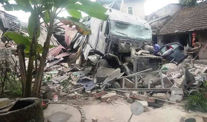 Xe tải đâm sập 3 nhà dân, nhiều người đang ngủ thoát chết kỳ diệu