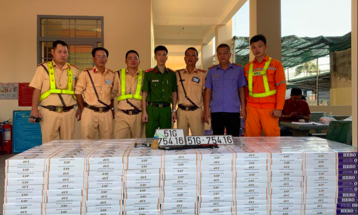 Bị công an đuổi, vứt cả xe thuốc lá lậu trên cao tốc 
