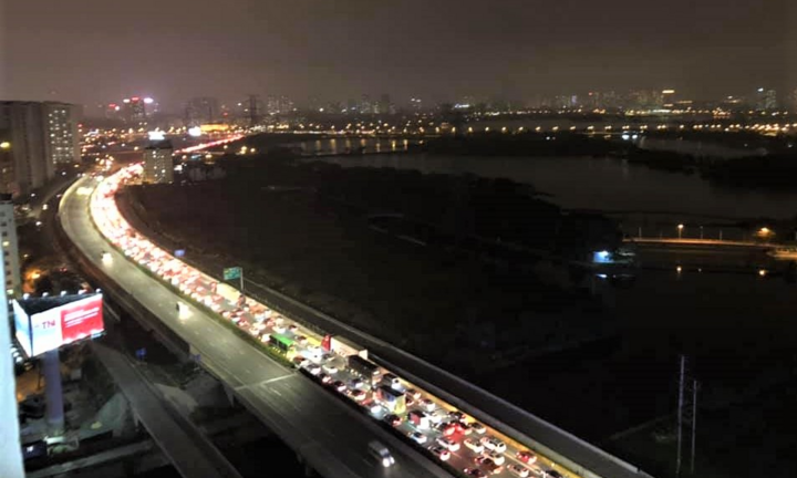 Sinh viên quay trở lại Thủ đô, xe cộ ùn tắc hàng giờ ở đường trên cao trong đêm