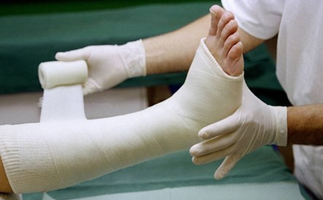 Tự điều trị thuốc nam tại nhà, người đàn ông suýt mất chân