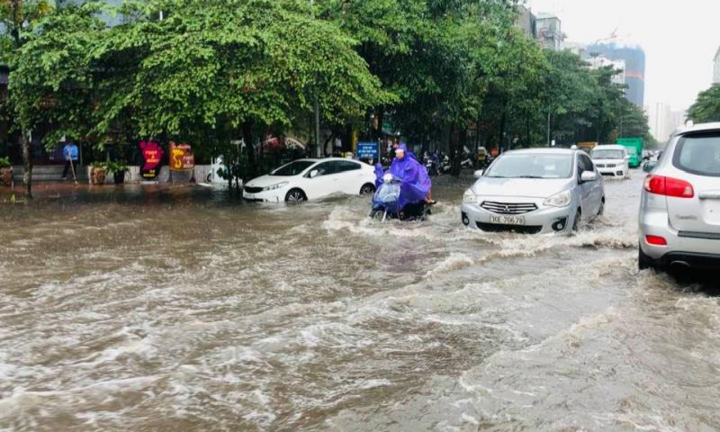 Video: Phố Hà Nội hóa sông sau trận mưa như trút
