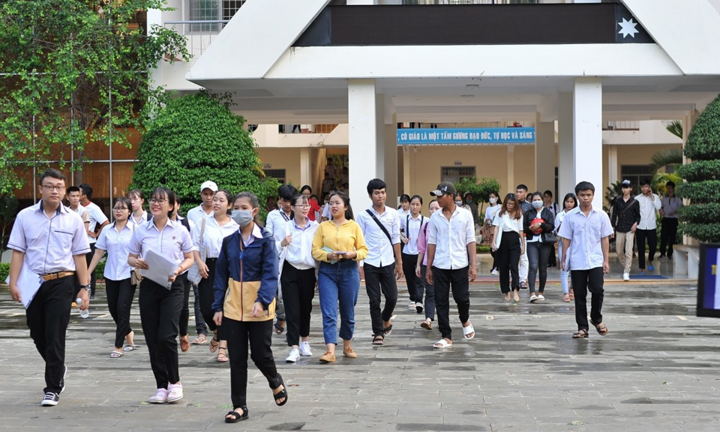 2.000 học sinh Đắk Lắk vắng ngày đầu đi học, 3 em nghỉ do tiếp xúc người từ vùng dịch