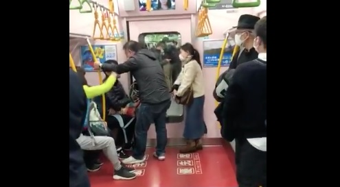 Không đeo khẩu trang khi ho, nam thanh niên suýt bị đánh