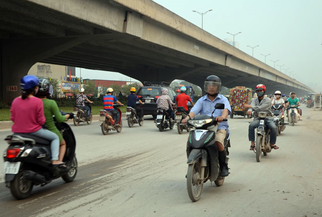 Video: Ùn tắc giờ cao điểm, xe máy đua nhau đi ngược chiều như ‘cá vượt vũ môn’ 