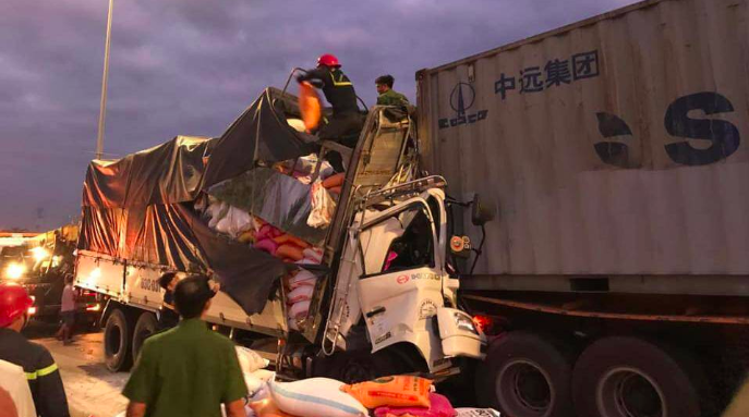 Xe tải tông vào container, 3 người thiệt mạng ở TP.HCM