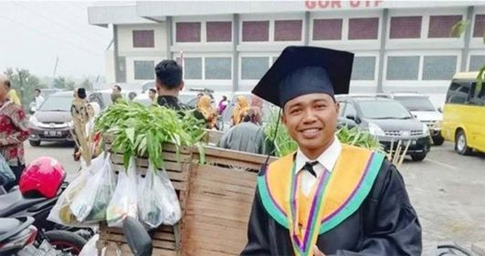 Nam sinh mặc quần áo cử nhân đi bán rau để có tiền đóng học phí