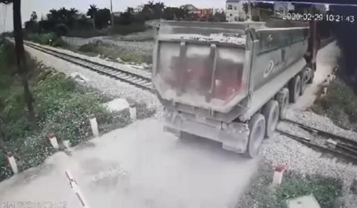 Khen thưởng nhân viên đường sắt ngăn chặn kịp thời vụ tai nạn thảm khốc