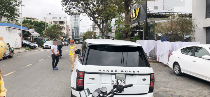 Chạy xe sang gắn biển số giả, tài xế bị phạt 22,5 triệu đồng