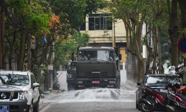 Video: Quân đội phun khử trùng khu vực có ca Covid-19 thứ 17 ở Hà Nội