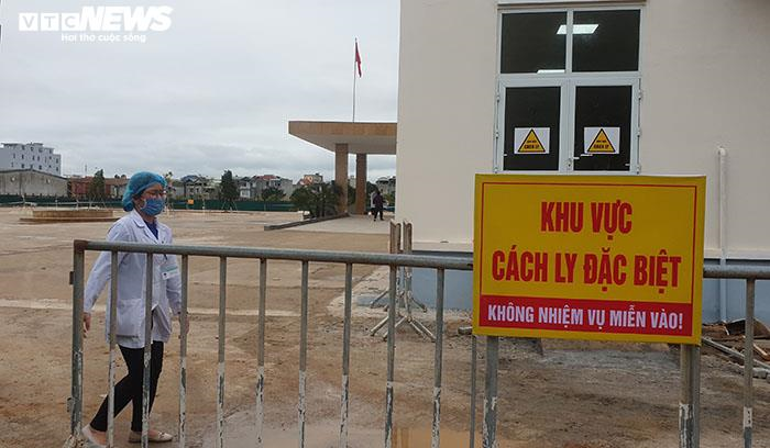 Quảng Ninh xác định 52 người đi cùng chuyến bay với cô gái nhiễm Covid-19 ở Hà Nội