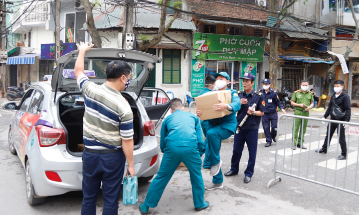 Video: Dân khu cách ly Trúc Bạch được kiểm tra y tế, phát thịt cá miễn phí mỗi ngày