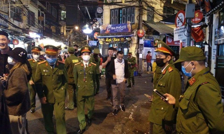 Quận Hoàn Kiếm cách ly toàn bộ 17 người về trên chuyến bay VN0054