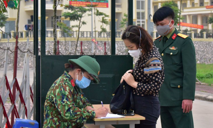 100 người ở Hà Nội được trở về nhà sau 14 ngày cách ly phòng Covid-19